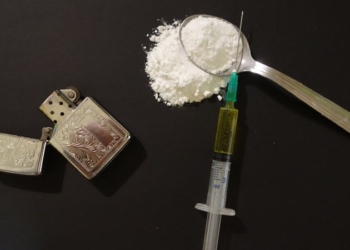 Cantora famosa expõe overdose e relata quase morte: ‘Foi demais para mim’