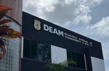 Mulher pula de carro para fugir de tentativa de abuso sexual