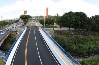 Prefeitura entrega pontilhão que vai melhorar mobilidade na Av. Tancredo Neves