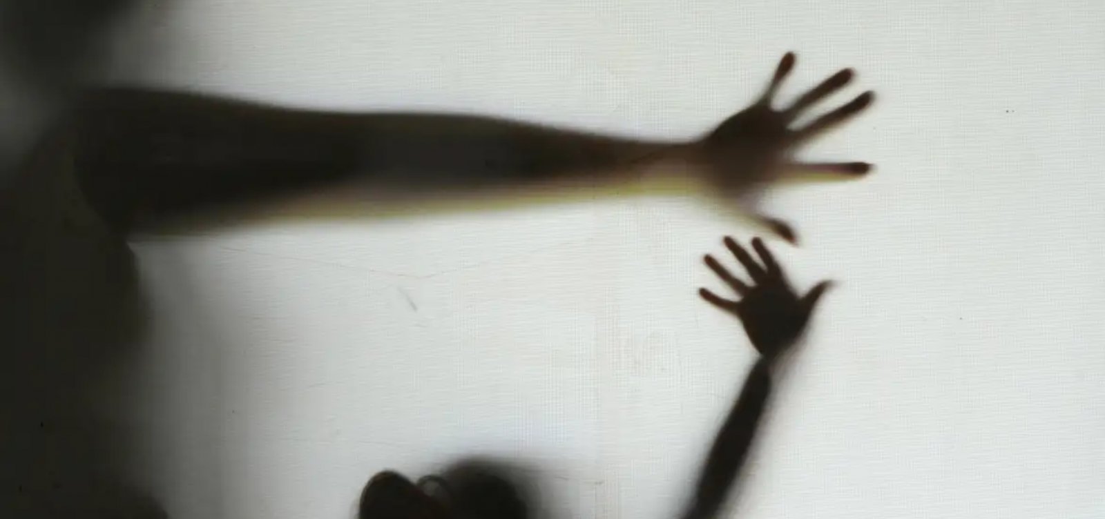 A cada oito minutos uma mulher ou criança é estuprada no Brasil