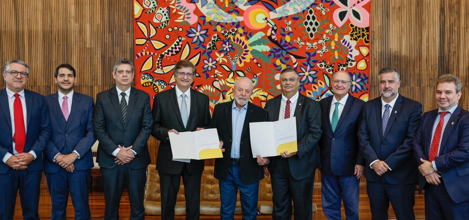 Antes de viajar para Arábia Saudita, Lula confirma indicação de Flávio Dino ao STF e de Paulo Gonet à PGR