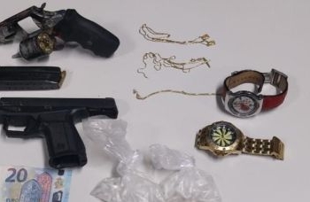 Criminoso que exibia fuzil morre em confronto em Vilas do Atlântico
