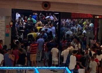 Torcedores do Vitória lotam loja oficial do clube em shopping de Salvador; confira