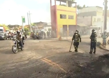 Moradores protestam e bloqueiam estrada do Derba por falta de água na região