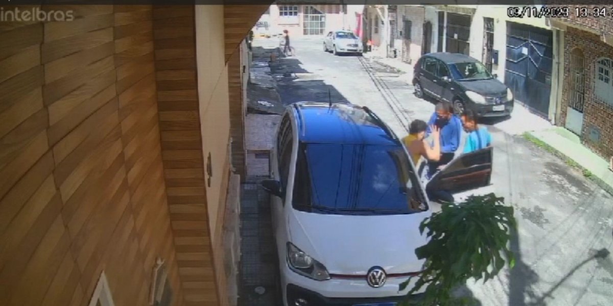 Bandidos roubam carro de homem que tentava estacionar no bairro da Ribeira