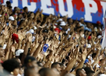 Jogadores do Bahia discutem com torcida após derrota dentro de casav