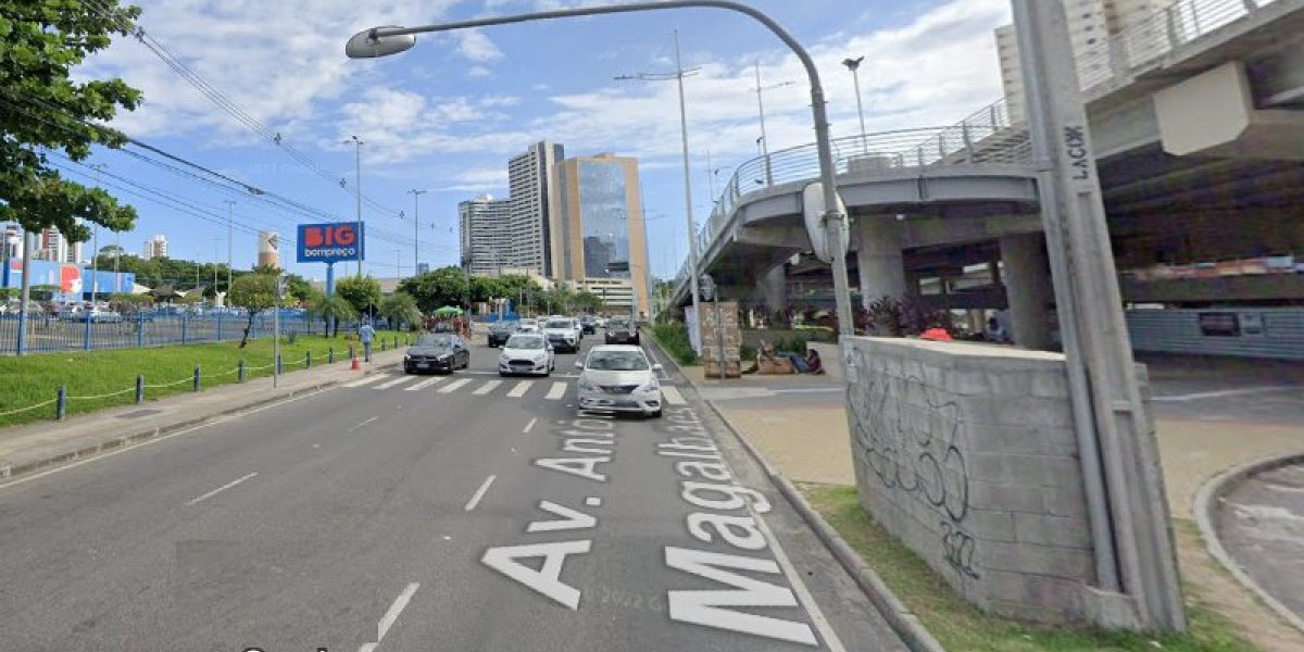 Motorista perde o controle do carro e bate em poste na Av. ACM