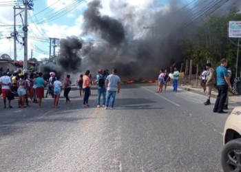 Moradores protestam e fecham estrada do Derba por falta de água na região