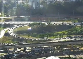 Interdição no viaduto Raul Seixas causa congestionamento na Avenida ACM