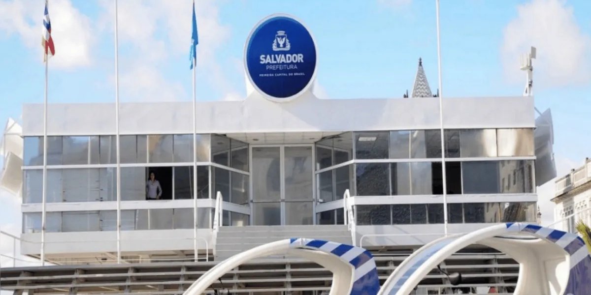 Prédio da prefeitura permanece interditado após incêndio