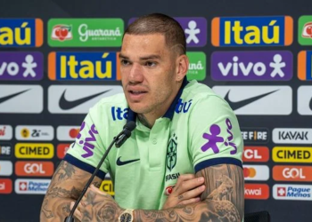 Goleiro Ederson é cortado e Fernando Diniz convoca novo jogador para jogos das Eliminatórias