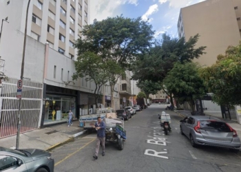 Ladrões mascarados fazem arrastão em cafeteria e levam mais de 30 celulares; saiba detalhes