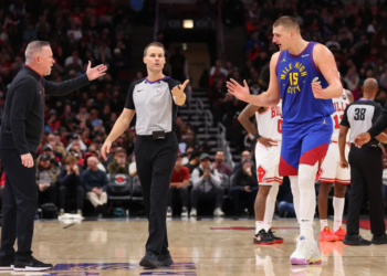 Jokic é expulso e torcida adversária vaia arbitragem