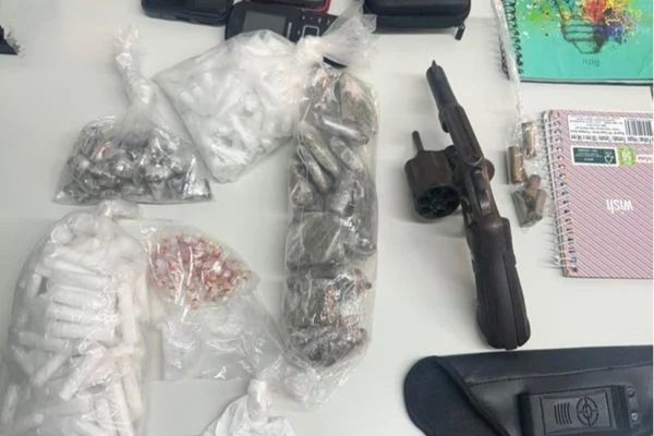 Suspeito em fuga após tiroteio faz reféns dentro de casa em Saramandaia