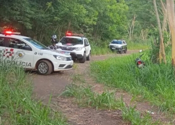 Mulher vestida de noiva é encontrada morta ao lado de garrafa de bebida
