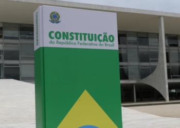 Sedes dos três poderes exibem representação da Constituição Federal