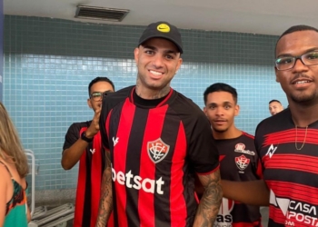 Luan desembarca em Salvador e é recepcionado por torcedores do Vitória