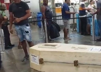 Homem tenta entrar no Metrô da Estação da Lapa com caixão