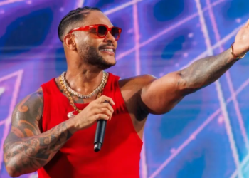 Tony Salles se emociona ao subir no palco em edição única do Ensaio do Parango