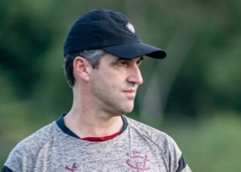 Léo Condé explica função de camisa 10 no Vitória e aguarda negociação por Daniel Júnior