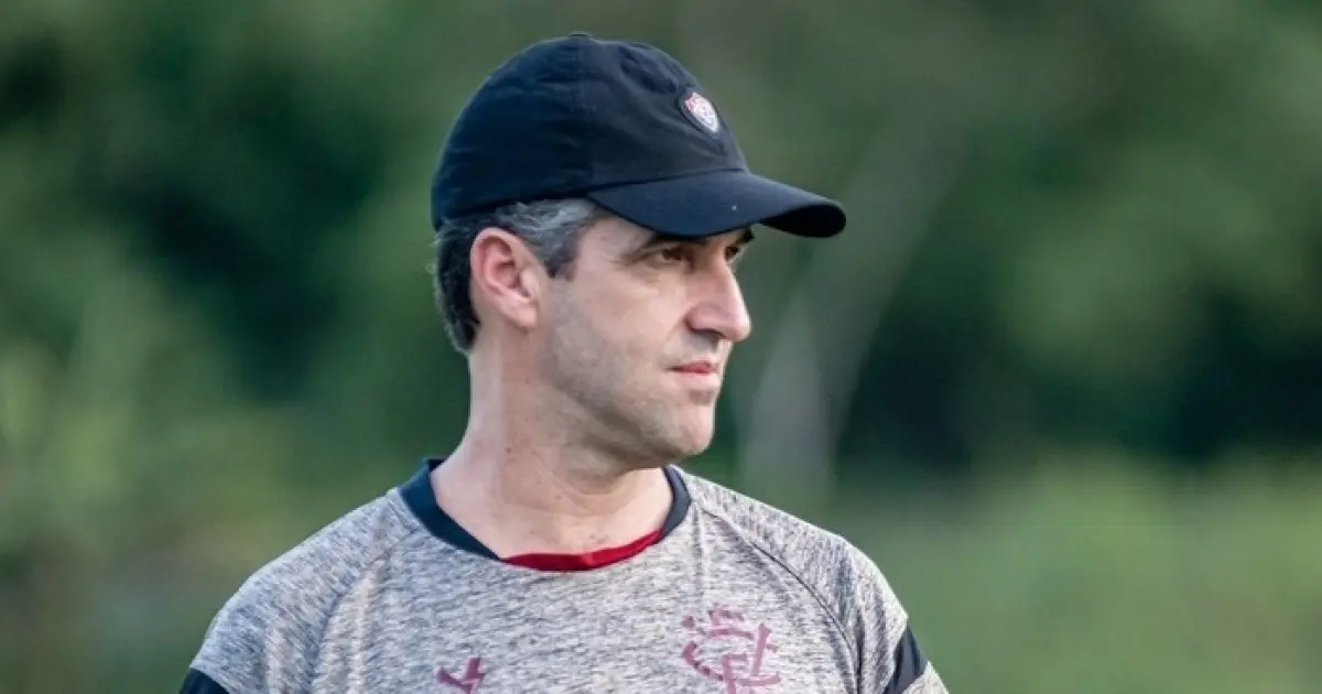 Léo Condé explica função de camisa 10 no Vitória e aguarda negociação por Daniel Júnior