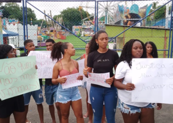 Família de jovem que teve braço amputado faz protesto em parque