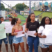 Família de jovem que teve braço amputado faz protesto em parque