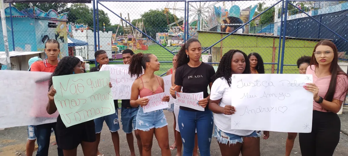Família de jovem que teve braço amputado faz protesto em parque