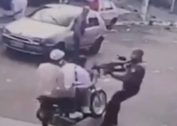 Homem de moto morre após se chocar com ponta de fuzil de PM