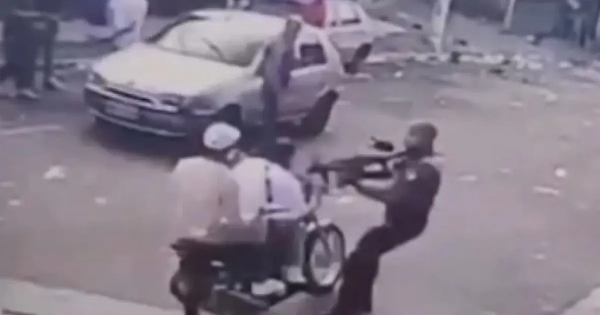 Homem de moto morre após se chocar com ponta de fuzil de PM