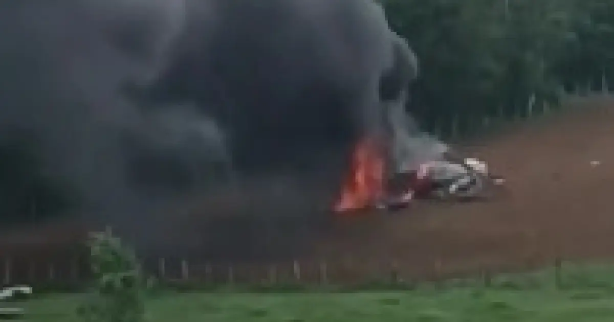 Avião de pequeno porte cai em área de mata na Região Metropolitana de Salvador