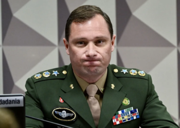 Liberado de depoimento da PF de madrugada, Cid falou de joias e golpe