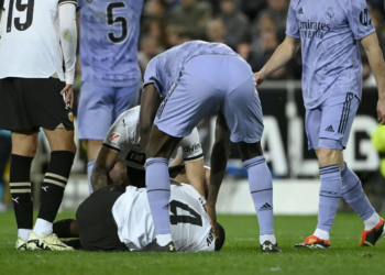 Zagueiro do Valencia sofre pior lesão do futebol e pode se aposentar