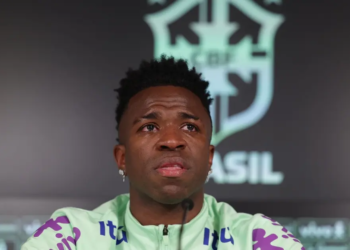 Torcida do Barcelona canta “Vinicius morra”, antes do jogo contra o PSG