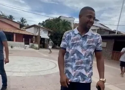 Após festa em Cajazeiras, Davi passeia por Praia do Forte