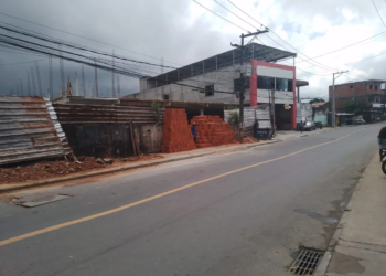 Caminhão atinge ônibus lotado e passageiros ficam em pãnico; vídeo