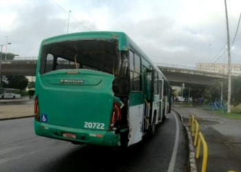 Acidente entre caminhão e ônibus no Largo do Retiro deixa uma pessoa ferida