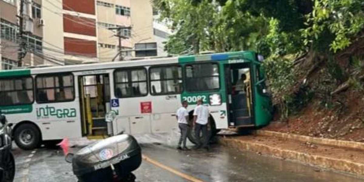 Ônibus derrapa no Jardim Apipema