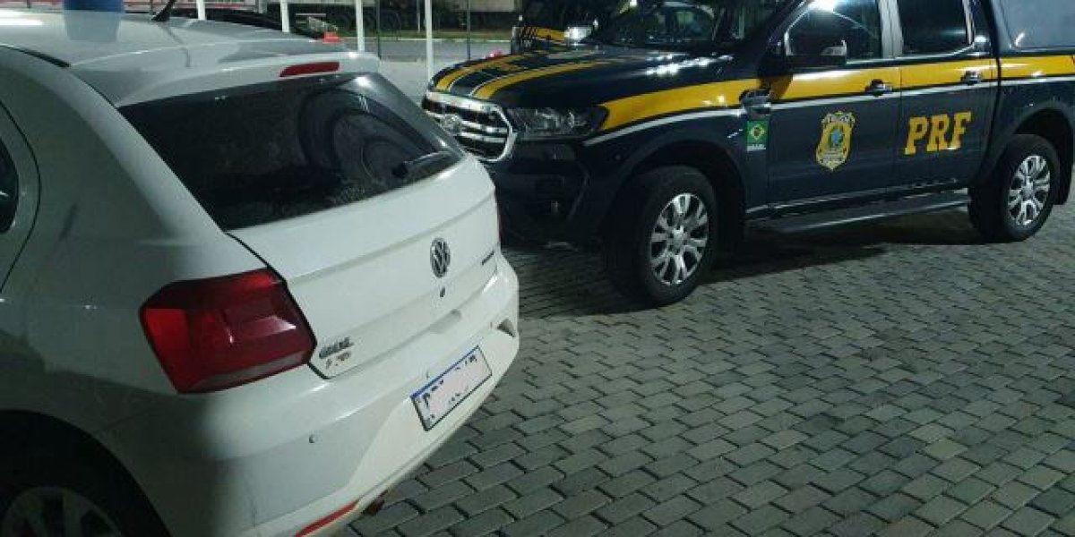 PRF recupera carro com registro de roubo em Paulo Afonso