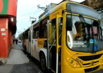 Homem é atropelado por ônibus após escorregar em calçada no Subúrbio de Salvador
