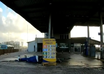 Posto de combustível volta a funcionar após acidente com carro na Boca do Rio
