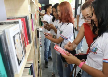 Governo do Estado distribui vale-livro para estudantes na Bienal