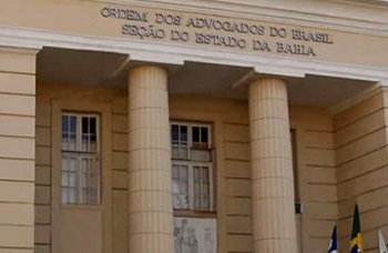 Justiça manda suspender 4 advogados que acumulam 32 mil ações na Bahia