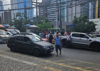 Motoristas de aplicativo continuam protesto e chegam na sede da Uber em Salvador