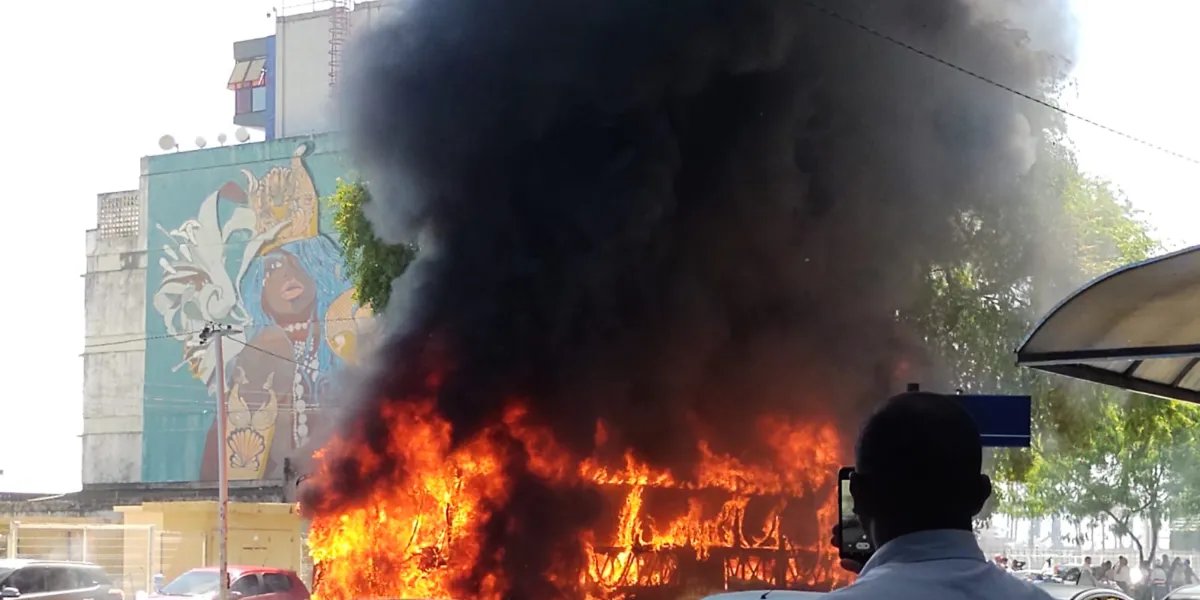 Ônibus pega fogo no bairro do Comércio, em Salvador