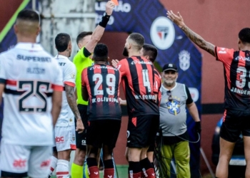 Wagner Leonardo é expulso no início e Vitória perde para o São Paulo no Barradão