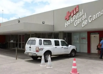 Mulher segue em UTI na Bahia após ser baleada por marido; suspeito é policial