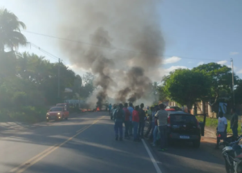 Moradores realizam protesto e bloqueiam BA-504