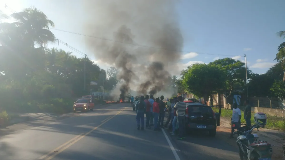 Moradores realizam protesto e bloqueiam BA-504