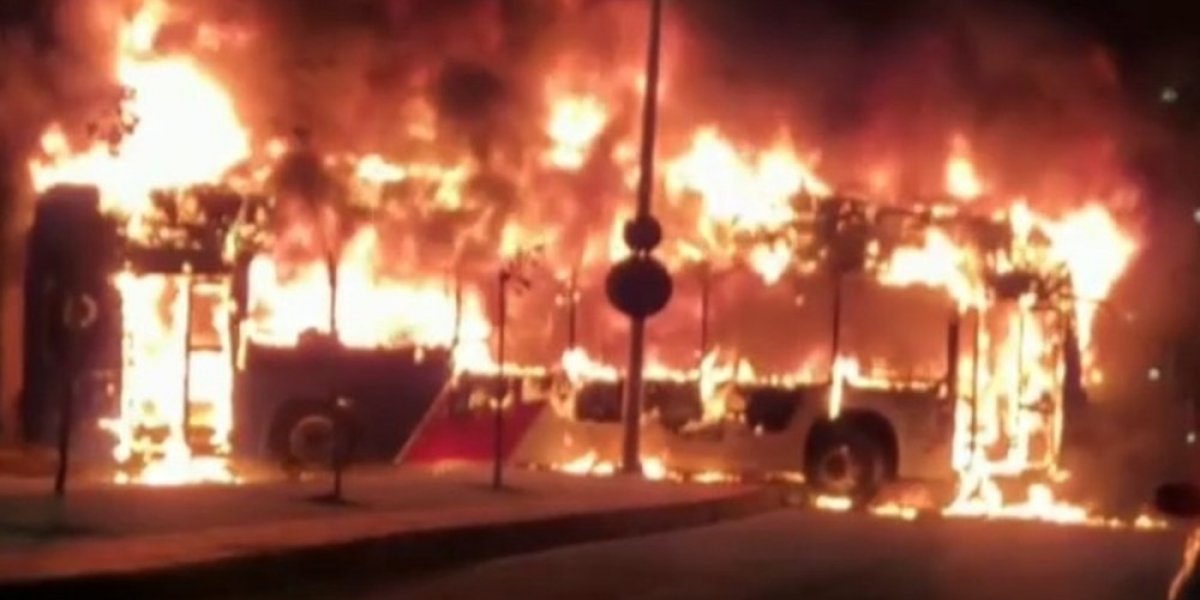 Ônibus é incendiado na Avenida Suburbana e policiamento na região é reforçado